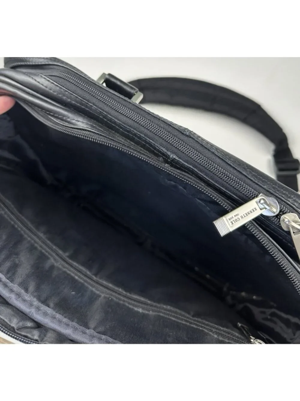 Kenneth Cole Black Leather Laptop Business Messenger Bag with Shoulder Strap